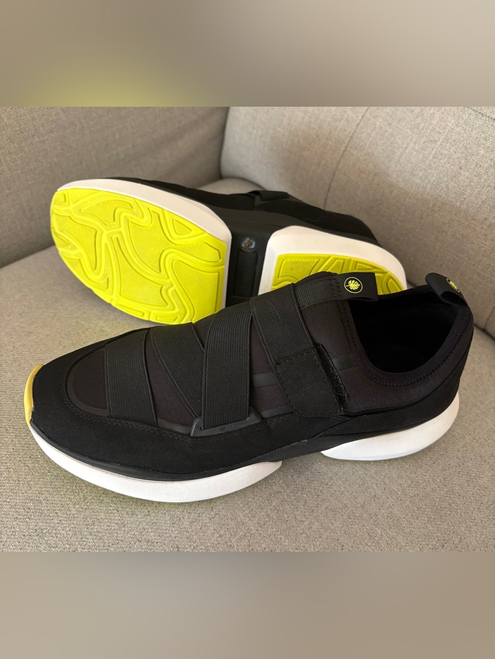 Nurture Response Women’s Dillon elastic split sole black sneakers, size 9.5